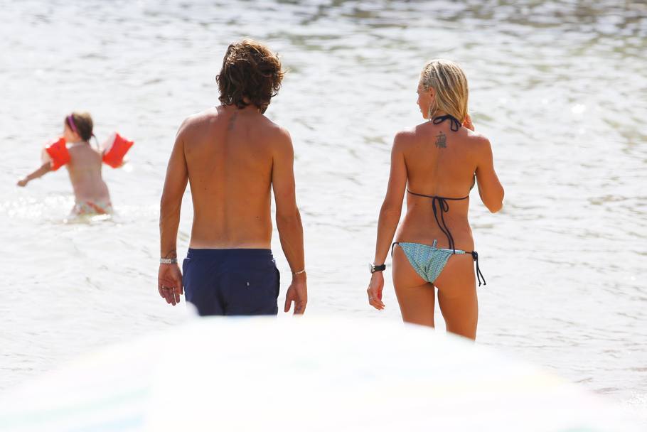 Sole, relax e coccole per Andrea Pirlo e Valentina Baldini sulla spiaggia di Ibiza (Lapresse)